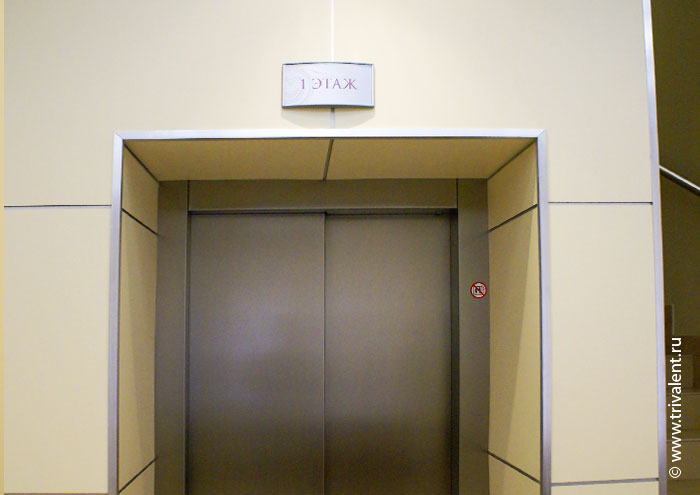 указатель этажа возле лифта